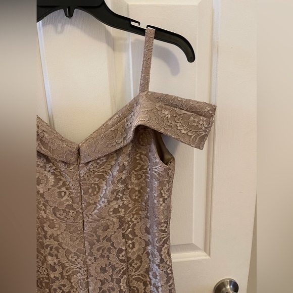 R&M Richard’s Women’s Size 10 Formal Tan/Gold Lace Gown - Picture 8 of 12